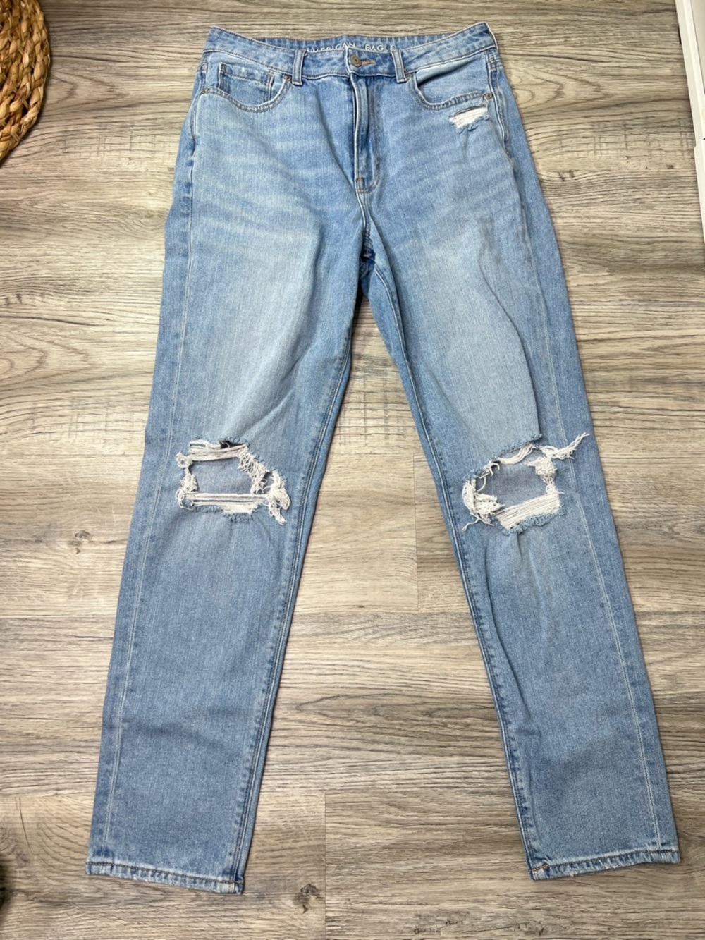 American Eagle Distressed Mom Jean in Light Wash size 8 LONG